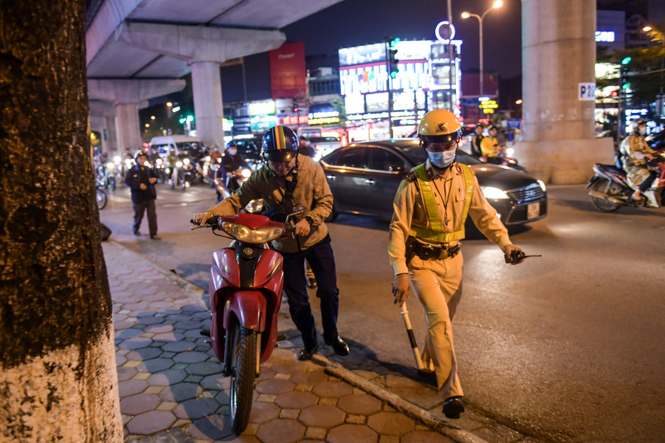 Theo ghi nhận tại thời điểm kiểm tra, chỉ trong thời gian ngắn, nhiều tài xế bị lực lượng chức năng tiến hành dừng xe, kiểm tra phương tiện đồng thời tiến hành cho tài xế đo nồng độ cồn. (Ảnh: PV/Vietnam+)