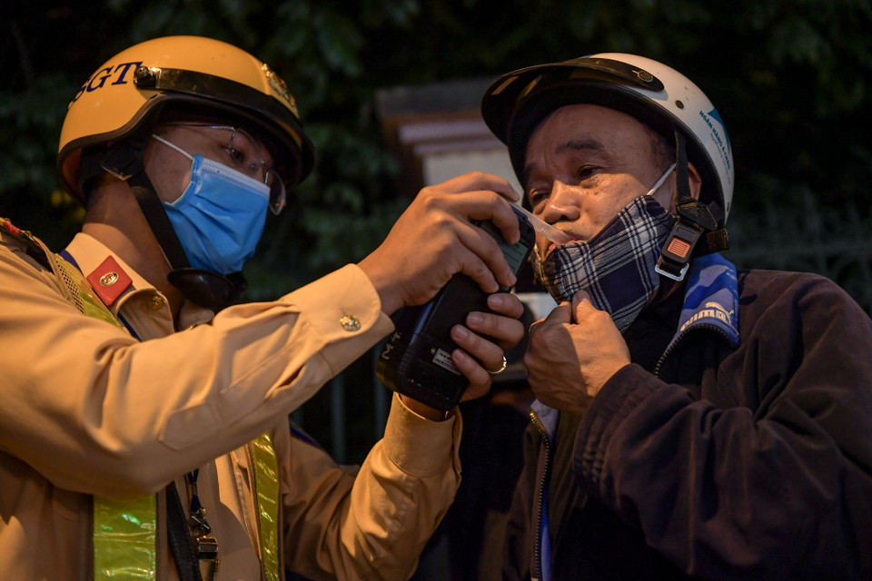 Thượng úy Vũ Ngọc Cường cho biết sau khi nới lỏng giãn cách xã hội, lượng người tham gia giao thông đông hơn cũng như lượng người đi đến các quán nhậu gia tăng. Nhìn chung, phần lớn người dân sau khi sử dụng rượu bia đã chủ động gọi taxi về hoặc gọi người nhà ra đón. Tuy nhiên vẫn còn một số trường hợp tự điều khiển xe, tổ công tác đã tăng cường kiểm tra và kiên quyết xử lý tất cả các trường hợp vi phạm. (Ảnh: PV/Vietnam+)