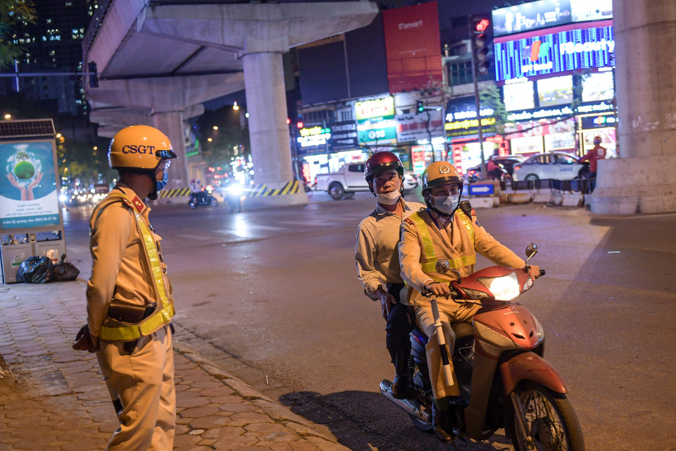 Tất cả các trường hợp vi phạm đều được lực lượng chức năng lập biên bản, xử lý nghiêm, triệt để. (Ảnh: PV/Vietnam+)
