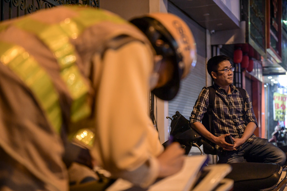 'Tôi có uống hai cốc bia, cũng không quá nhiều rồi điều khiển xe máy. Tôi biết hành vi của mình là sai, lực lượng cảnh sát giao thông kiểm tra, giữ xe như thế cũng tốt', tài xế Q. nói. (Ảnh: PV/Vietnam+)