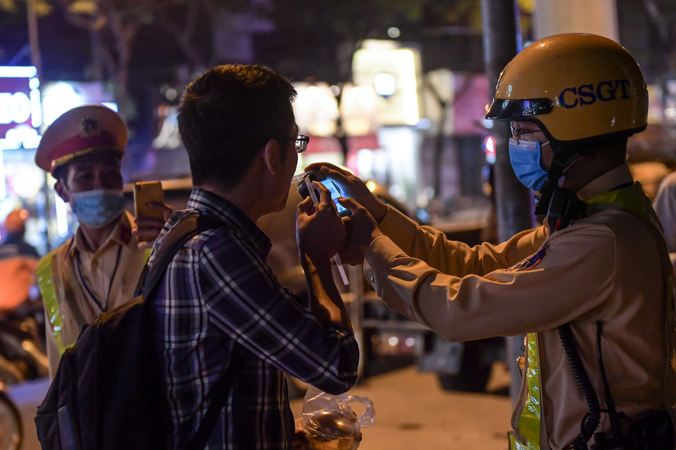 Một tài xế điều khiển phương tiện xe máy có nồng độ cồn vượt quá mức quy định. (Ảnh: PV/Vietnam+)