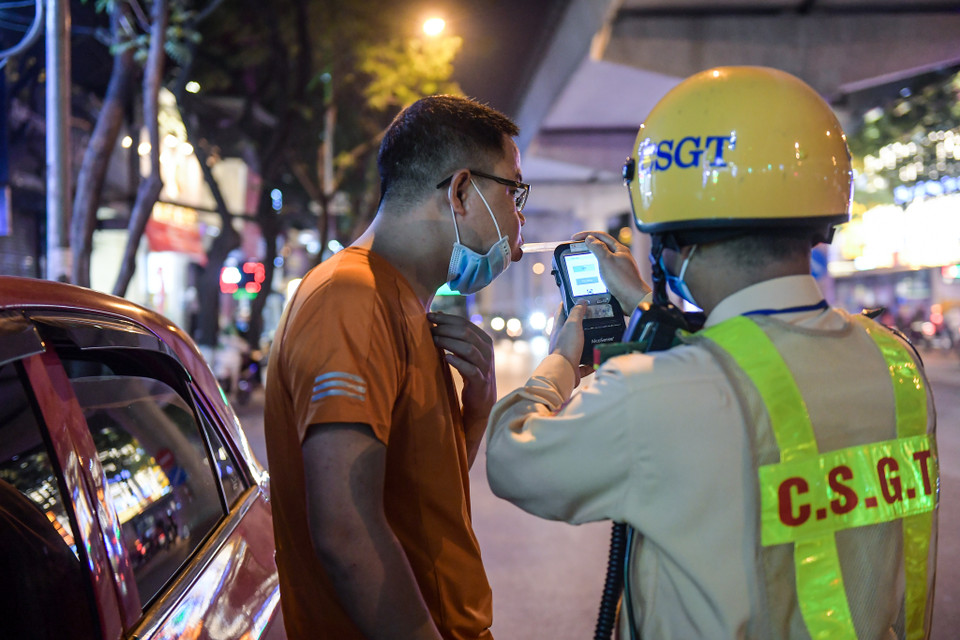 Nhiều tài xế ôtô cũng bị lực lượng chức năng dừng xe kiểm tra nồng độ cồn. (Ảnh: PV/Vietnam+)