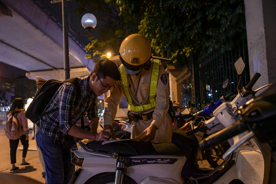 Nam tài xế bị xử phạt lên tới 7 triệu đồng và tạm giữ phương tiện 7 ngày theo quy định của pháp luật. (Ảnh: PV/Vietnam+)