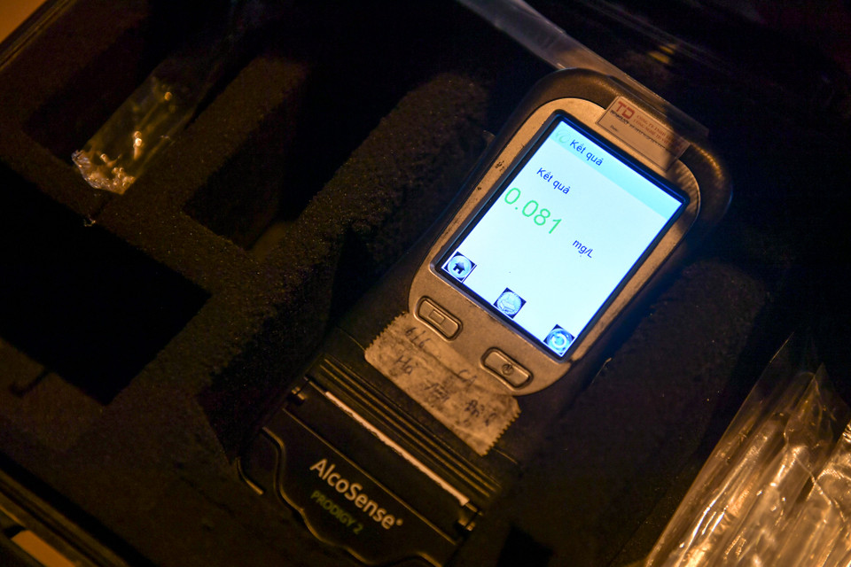 Các hoạt động kiểm tra, xử lý vi phạm được thực hiện nghiêm túc, hiệu quả, góp phần răn đe, giáo dục, tạo chuyển biến tích cực về nhận thức, ý thức chấp hành pháp luật về giao thông đường bộ của nhân dân; phát hiện những tồn tại, bất cập và kiến nghị các biện pháp trong công tác quản lý, đào tạo người lái xe. (Ảnh: PV/Vietnam+)