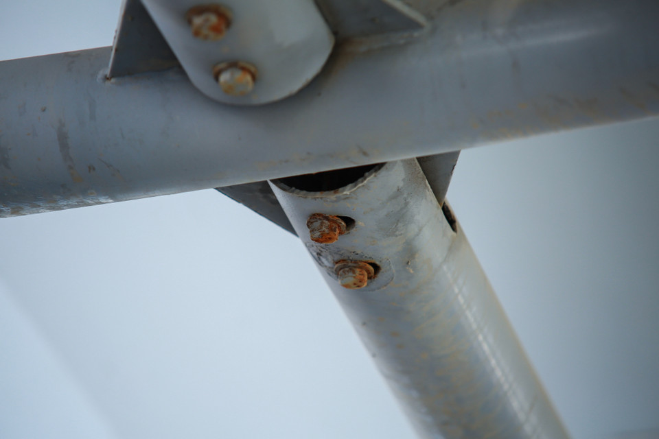 Phần khung nhà chờ có dấu hiệu xuống cấp. Thời điểm ghi nhận, thậm chí nước mưa còn thẩm thấu vào bên trong. (Ảnh: Minh Sơn/Vietnam+)