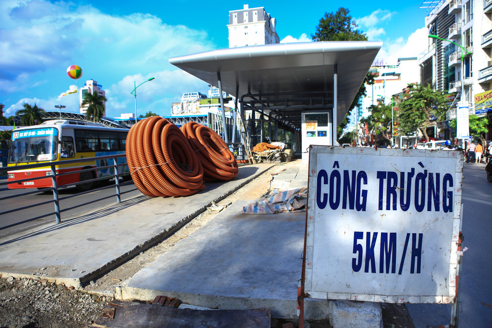 Một số nhà chờ xe buýt vẫn tiếp tục được xây dựng trên đường Giảng Võ. (Ảnh: Minh Sơn/Vietnam+)