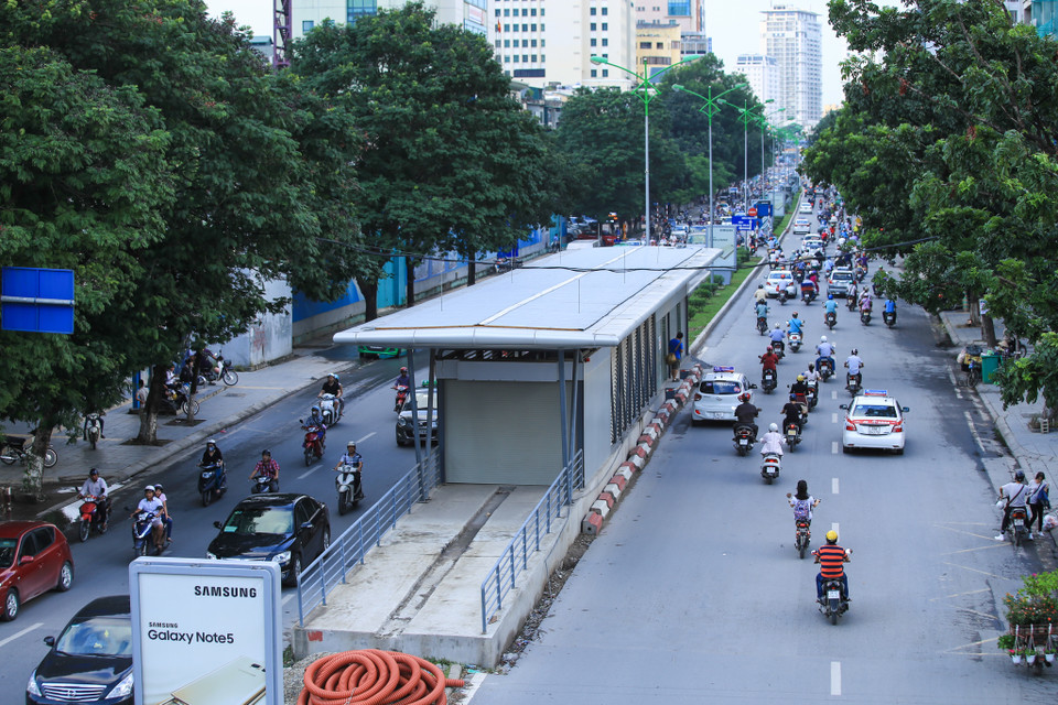 Dù đã hoàn thành rất lâu nhưng các nhà chờ xe buýt hiện đại đầu tiên của Hà Nội BRT (bến xe Yên Nghĩa - Kim Mã) nhưng vẫn chưa đưa vào sử dụng và đang có dấu hiệu xuống cấp nhanh chóng. (Ảnh: Minh Sơn/Vietnam+)