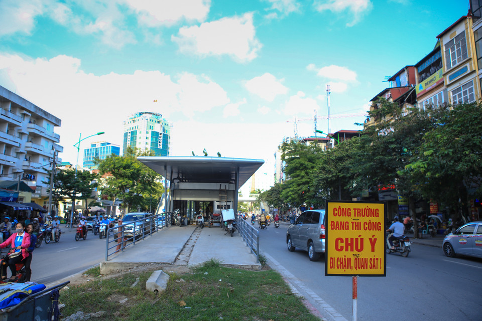 Rất có thể khi làm xong, những nhà chờ này sẽ chung số phận đắp chiếu phủi bụi như những nhà chờ khác. (Ảnh: Minh Sơn/Vietnam+)