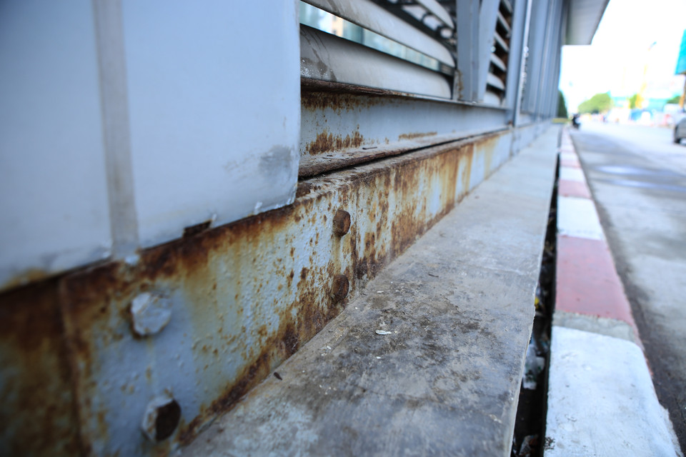 Phần ngoài nhà chờ đã có dấu hiệu hoen rỉ do phơi mưa nắng lâu ngày. (Ảnh: Minh Sơn/Vietnam+)