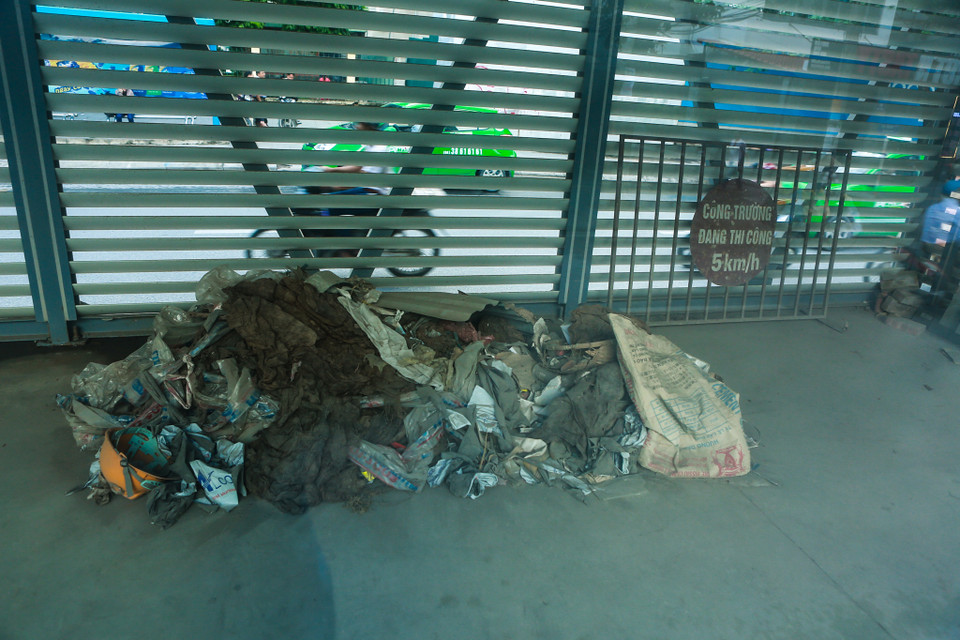 Bên trong là nơi tập kết rác rưởi, đồ đạc của công nhân xây dựng. (Ảnh: Minh Sơn/Vietnam+)