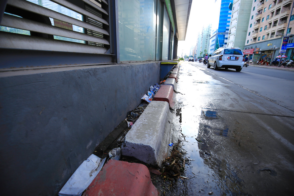 Xung quanh rác rưởi, đọng nước cho thấy không ai quan tâm ngó ngàng đến hệ thống nhà chờ xe buýt 5 sao này. (Ảnh: Minh Sơn/Vietnam+)