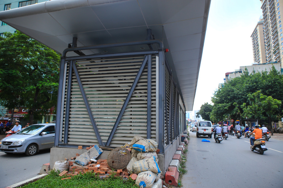 Một nhà chờ trên đường Láng Hạ được tận dụng làm nơi tập kết vật liệu xây dựng. (Ảnh: Minh Sơn/Vietnam+)