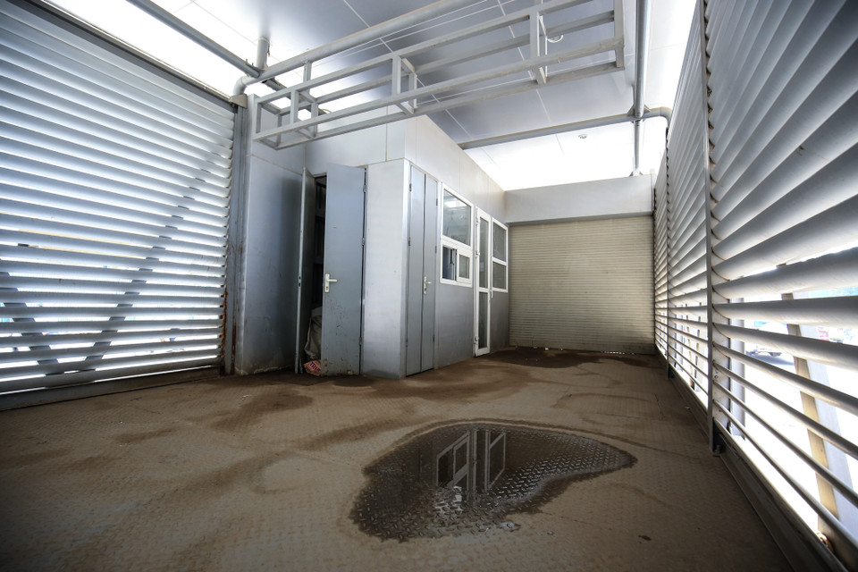 Cảnh tượng nhếch nhách của tuyến nhà chờ xe buýt. (Ảnh: Minh Sơn/Vietnam+)