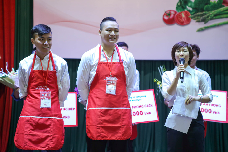 Hai thí sinh cuối cùng là Nguyễn Huy Hiếu (giữa) và Nguyễn Thành Nam (trái) căng thẳng khi cả hai bạn đều nấu chung một món 'Chả cá Lã Vọng'. (Ảnh: Minh Sơn/Vietnam+)