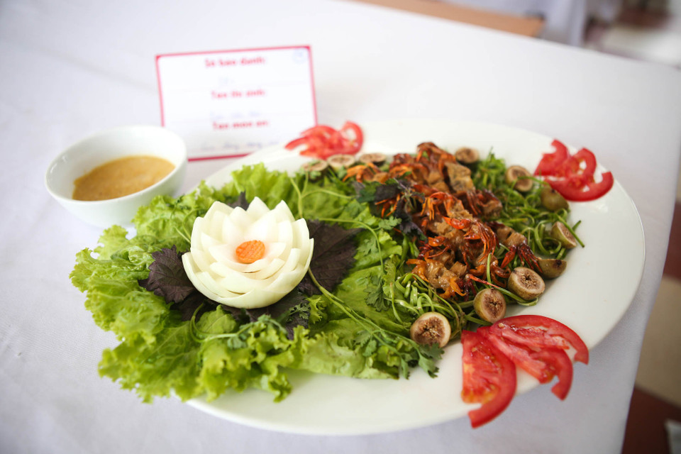 Các thí sinh thi nhau trổ tài chế biến các món ăn từ đơn giản như cua rang muối. (Ảnh: Minh Sơn/Vietnam+)