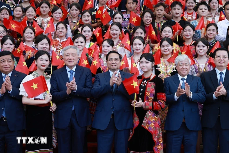 Thủ tướng Phạm Minh Chính và các đại biểu tham dự Hội nghị tổng kết Chương trình và Phong trào thi đua “Cả nước chung tay xóa nhà tạm, nhà dột nát”. (Ảnh: Dương Giang/TTXVN)