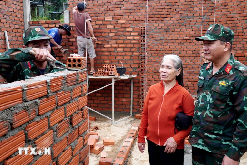 Thi công nhà ở cho các hộ dân Tây Trà, tỉnh Quảng Ngãi. (Ảnh: Lê Phước Ngọc/TTXVN)