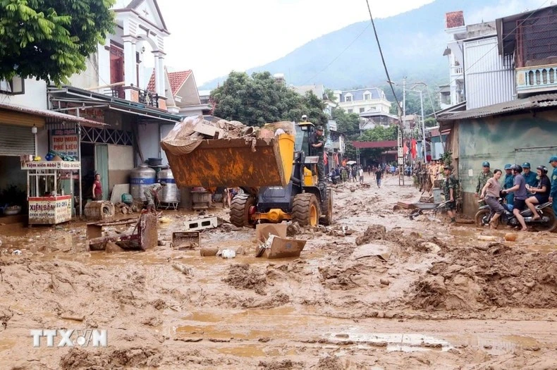 Vẫn còn tình trạng người dân chủ quan, đi qua khu vực ngập lụt, sạt lở. (Ảnh minh họa. Nguồn: TTXVN)