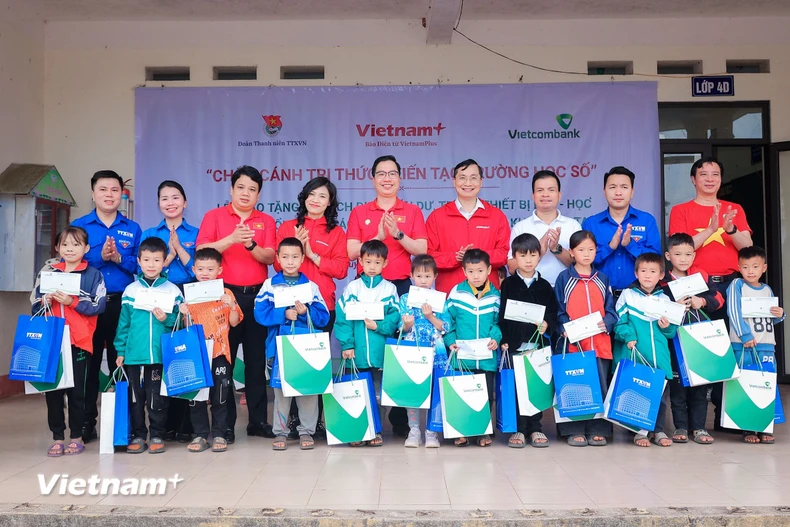Báo điện tử VietnamPlus phối hợp với Văn phòng Ngân hàng Thương mại cổ phần Ngoại thương Việt Nam (Vietcombank) trao tặng Tủ sách Đinh Hữu Dư và trang thiết bị dạy - học cho giáo viên và học sinh điểm trường Đồn Đèn thuộc Trường Tiểu học Khang Ninh, xã Ba Bể, tỉnh Thái Nguyên. (Ảnh: PV/Vietnam+)
