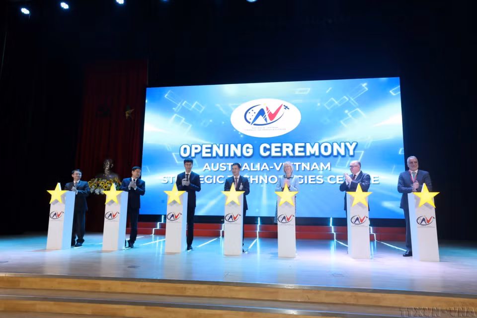 Trung tâm Công nghệ chiến lược Australia-Việt Nam (AVSTC) chính thức được khai trương tại Học viện Bưu chính Viễn thông, Hà Nội nhằm tăng cường hợp tác giữa Australia và Việt Nam trong các lĩnh vực công nghệ chiến lược, thúc đẩy chuyển đổi số, hỗ trợ đổi mới sáng tạo công nghệ và công nghiệp, cũng như củng cố ổn định an ninh mạng quốc tế (6/2025). (Ảnh: Thu Phương/TTXVN)
