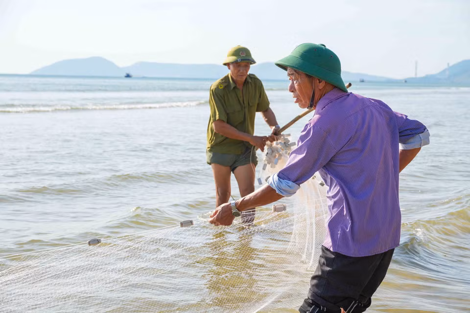 Hiện còn khoảng 25 hộ ở phường Hải Ninh duy trì nghề kéo lưới rùng truyền thống. (Ảnh: Hữu Quyết/TTXVN) ​