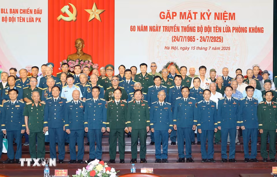 Đại biểu lãnh đạo Bộ Quốc phòng, Quân chủng Phòng không-Không quân, các Anh hùng Lực lượng vũ trang, nhân chứng lịch sử, cựu chiến binh Bộ đội Tên lửa Phòng không tại buổi Gặp mặt kỷ niệm 60 năm Ngày truyền thống Bộ đội tên lửa phòng không (24/7/1965-24/7/2025) tại Hà Nội, 15/7/2025. (Ảnh: Trọng Đức/TTXVN) ​