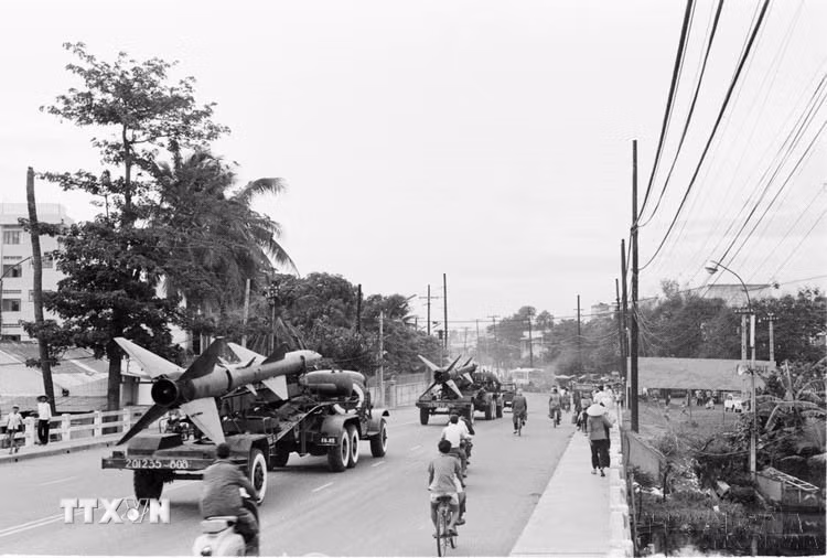 Trung đoàn Tên lửa 263-Đoàn Tên lửa Quang Trung là Trung đoàn tên lửa duy nhất tham gia Chiến dịch Hồ Chí Minh lịch sử 1975. Trong ảnh: Lực lượng tên lửa SAM-2 tiến vào Sài Gòn, ngày 30/4/1975. (Ảnh: Hứa Kiểm/TTXVN)