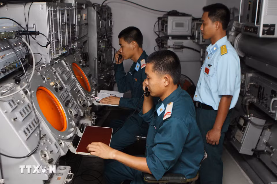 Những chiến sỹ điều khiển tên lửa góp phần quyết định cho thành công của tên lửa khi rời bệ phóng tấn công mục tiêu. (Ảnh: Dương Giang/TTXVN)