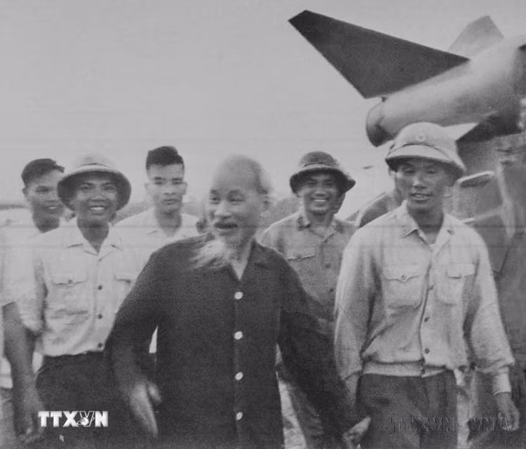 Chủ tịch Hồ Chí Minh đến thăm Tiểu đoàn 61 thuộc Trung đoàn tên lửa 236-Đoàn Tên lửa Sông Đà, sau chiến thắng trận đầu của Bộ đội Tên lửa phòng không (26/8/1965). (Ảnh: TTXVN)