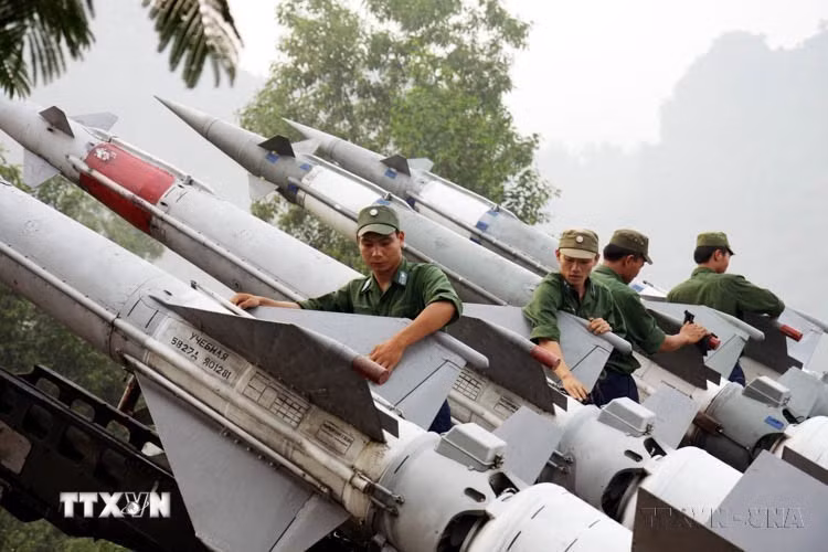 Với phương châm "Không để bị động, bất ngờ", nhiều năm qua, Trung đoàn tên lửa 250 luôn thực hiện tốt công tác bảo dưỡng, kiểm tra thường xuyên các phương tiện vũ khí, khí tài, xe máy, mạng thông tin thông suốt 24/24, đảm bảo sẵn sàng cơ động trong mọi tình huống. (Ảnh: Trọng Đức/TTXVN)