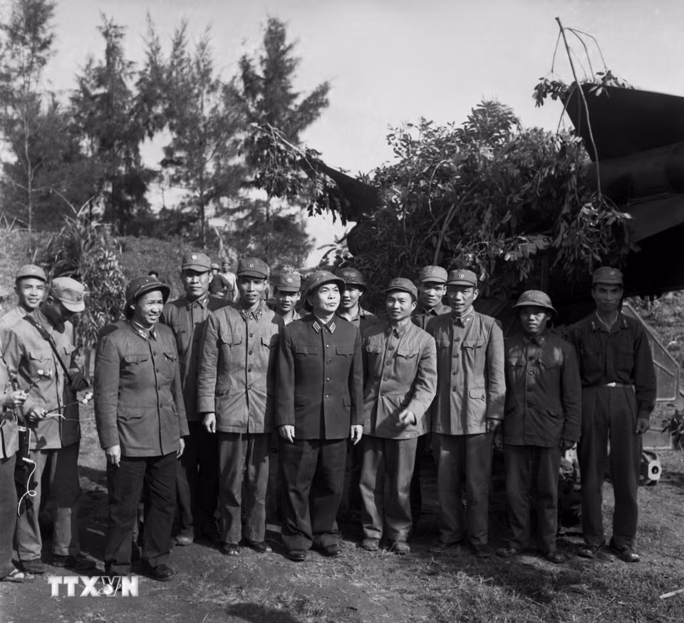 Đại tướng Võ Nguyên Giáp đến thăm và nói chuyện với cán bộ chiến sỹ tiểu đoàn 79 tên lửa bảo vệ Thủ đô (30/12/1972). (Ảnh: Vũ Tạo/TTXVN)