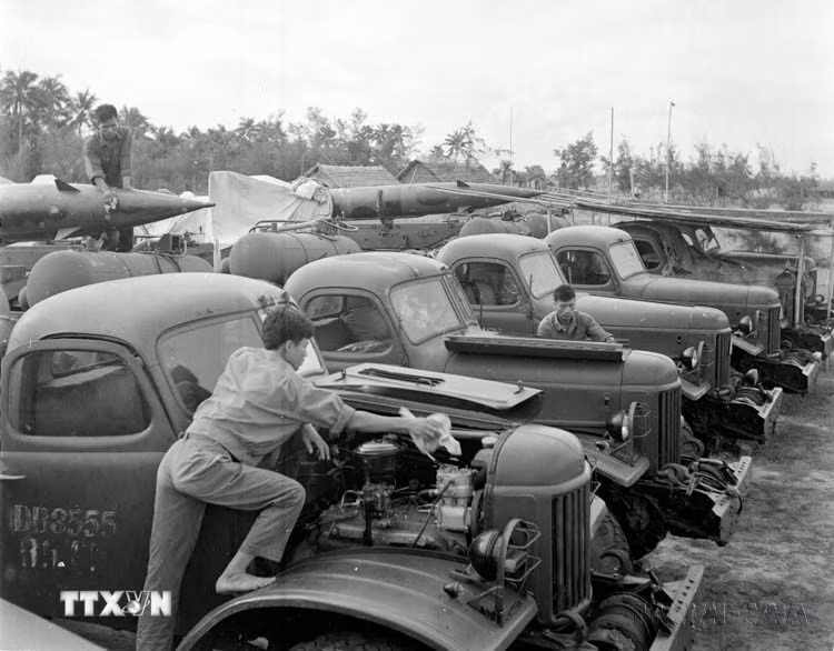 Chiến sỹ đại đội 2, tiểu đoàn tên lửa 66, đoàn Sóc Sơn lau chùi xe, thực hiện tốt chế độ bảo quản xe có đạn, đúng tiêu chuẩn kỹ thuật (1974). (Ảnh: Ngọc Đản/TTXVN)