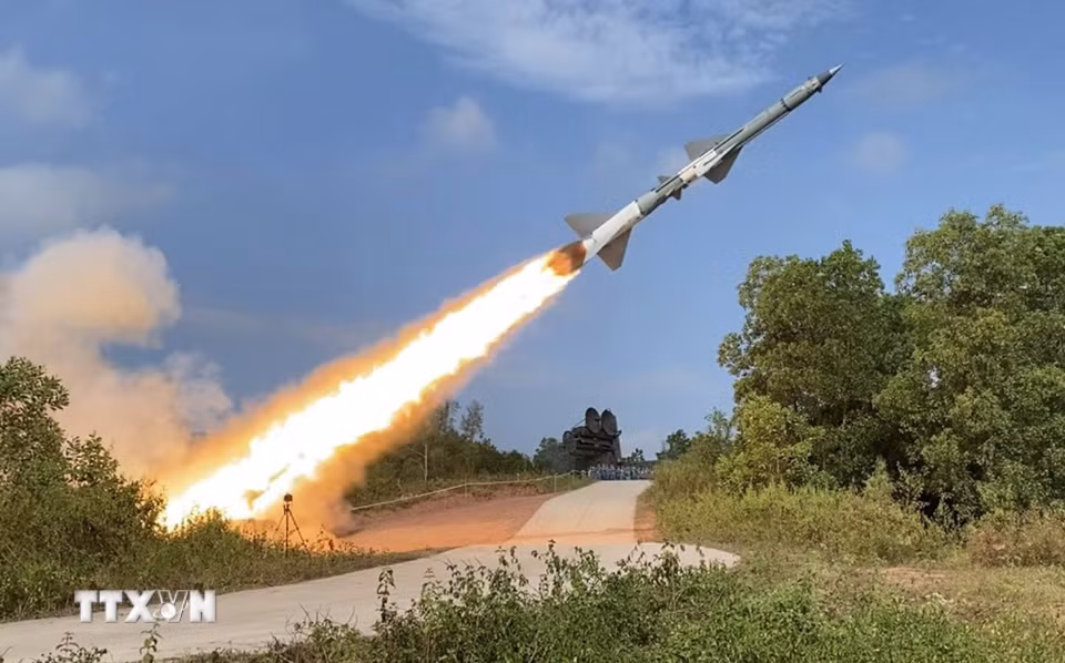 Tên lửa C-75M3 rời bệ phóng tiêu diệt mục tiêu tại Diễn tập, bắn đạn thật năm 2022 do Quân chủng Phòng không-Không quân tổ chức (17/11/2022). (Ảnh: Trọng Đức/TTXVN)