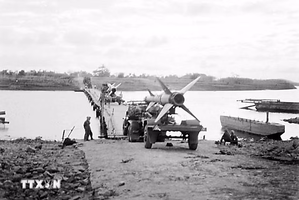 Ngay sau đêm 14/1/1973 bắn rơi 2 chiếc máy bay B-52 và đó cũng là 2 chiếc máy bay Mỹ cuối cùng bị bắn rơi tại miền Bắc, Trung đoàn Tên lửa phòng không 263 nhanh chóng “Nam tiến” vào bảo vệ vùng trời giải phóng tỉnh Quảng Trị trước khi Hiệp định Paris có hiệu lực vào ngày 27/1/1973. Trong ảnh: Tên lửa SAM-2 của Trung đoàn 263 hành quân vào Quảng Trị. (Ảnh: Vũ Tạo/TTXVN)