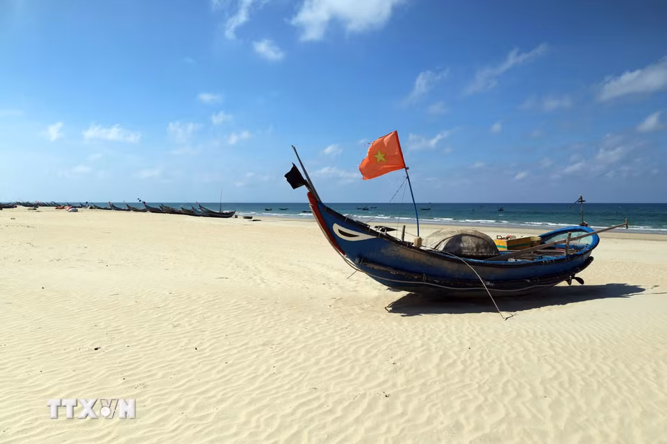 Những chiếc thuyền khai thác hải sản nhỏ của ngư dân nằm "phơi mình" trên bãi cát trắng mịn sau chuyến biển trở về. (Ảnh: Đỗ Trưởng/TTXVN)