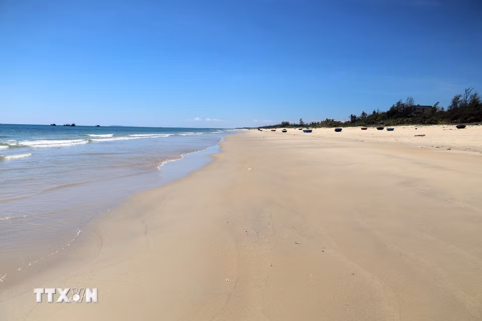 Một bãi biển tuyệt đẹp còn giữ nguyên vẻ hoang sơ ở xã Tam Xuân, thành phố Đà Nẵng. (Ảnh: Đỗ Trưởng/TTXVN)