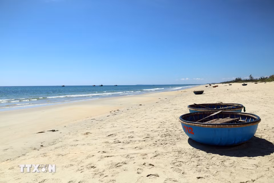 Một bãi biển tuyệt đẹp còn giữ nguyên vẻ hoang sơ ở xã Tam Xuân, thành phố Đà Nẵng. (Ảnh: Đỗ Trưởng/TTXVN)