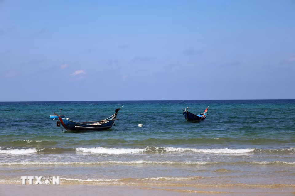 Những chiếc thuyền khai thác hải sản nhỏ của ngư dân được neo đậu trên làn nước biển xanh ngắt. (Ảnh: Đỗ Trưởng/TTXVN)