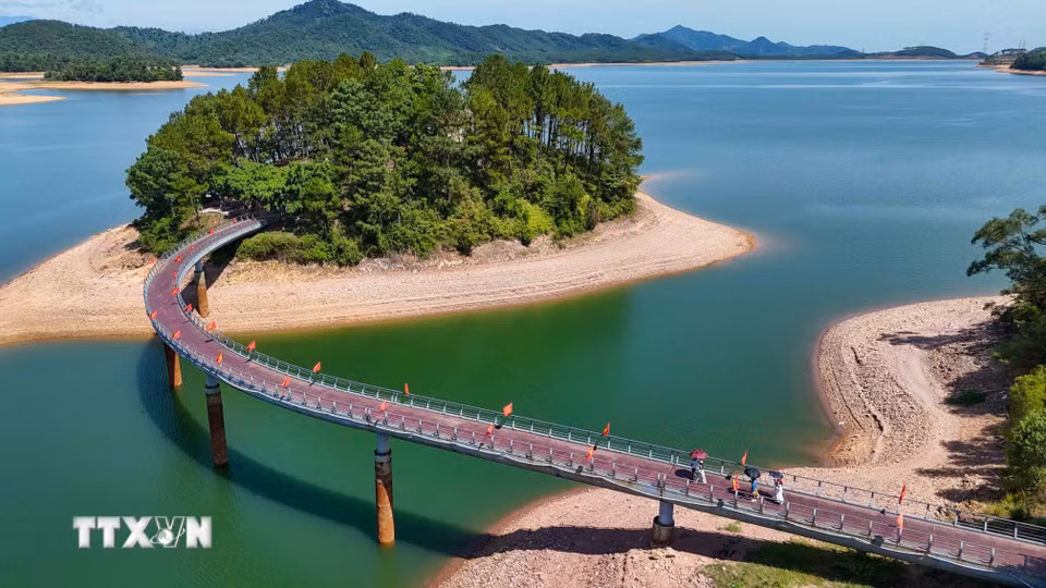 Cây cầu dẫn vào hòn đảo nơi có Đền thờ cố Tổng Bí thư Lê Duẩn. (Ảnh: Hữu Quyết/TTXVN)