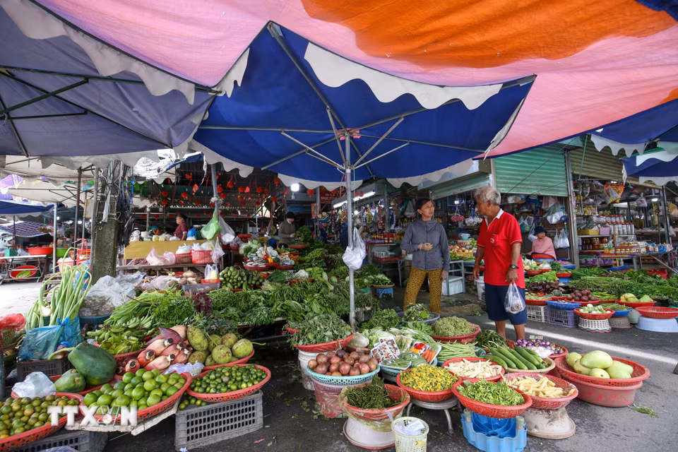 Chợ Long Hoa bày bán đa dạng rau, củ, quả tươi. (Ảnh: Giang Phương/TTXVN)