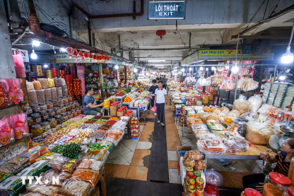 Chợ Long Hoa là điểm đến thu hút du khách, nơi hội tụ không gian mua sắm và nét văn hóa đặc trưng của Tây Ninh. (Ảnh: Giang Phương/TTXVN)