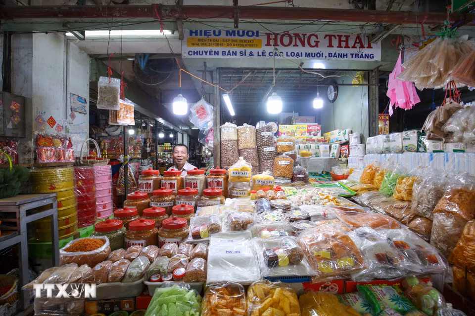 Bánh tráng Tây Ninh được bày bán phong phú tại chợ Long Hoa, trở thành đặc sản được nhiều du khách lựa chọn khi ghé thăm và mua sắm. (Ảnh: Giang Phương/TTXVN)