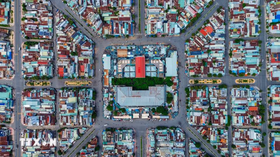 Chợ Long Hoa với bố cục vuông vức, ngôi nhà lồng hình chữ thập ở trung tâm và những tuyến đường tỏa ra nhiều hướng, tạo nên dấu ấn kiến trúc độc đáo giữa lòng đô thị. (Ảnh: Giang Phương/TTXVN)