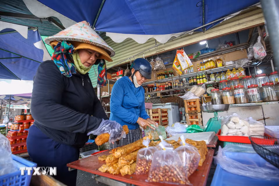 Thực phẩm chay bày bán tại Chợ Long Hoa trở thành nét văn hóa ẩm thực đặc trưng của vùng Thánh địa Cao Đài. (Ảnh: Giang Phương/TTXVN) ​