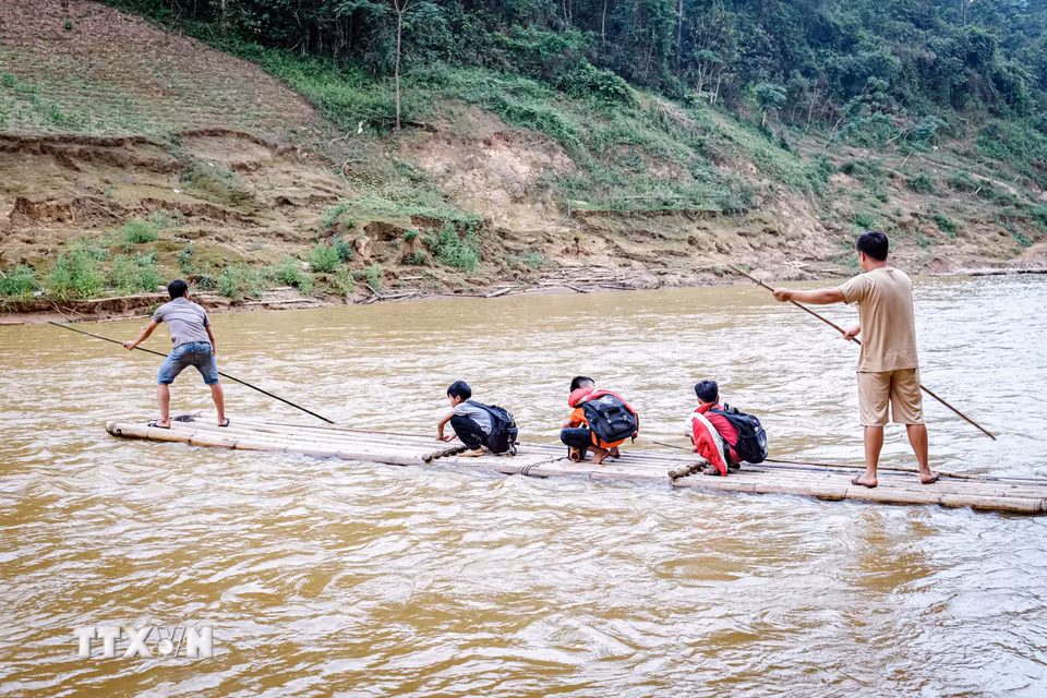 Xóm Song Phụ, thôn Khuổi Luông, xã Quý Hòa (Lạng Sơn) có 17 học sinh ngày ngày phải liều mình qua sông đến trường, vào mùa mưa lũ, tiềm ẩn những mối nguy hiểm khó lường. (Ảnh: Văn Đạt/TTXVN) ​