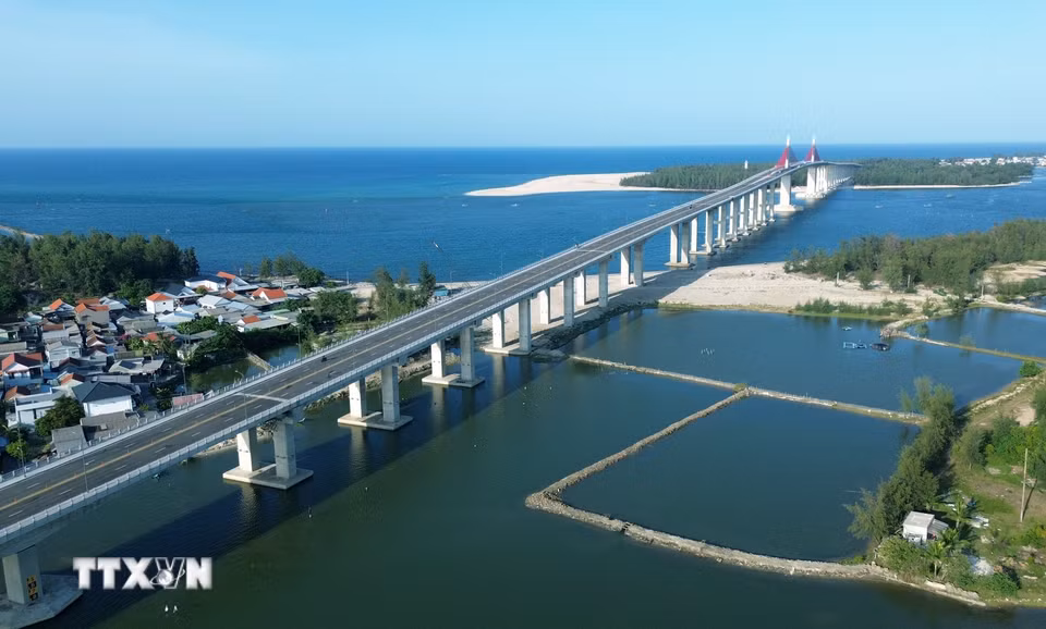 Toàn bộ hệ thống cầu được nâng đỡ bởi 2 mố và 50 trụ đặt trên hệ móng cọc khoan nhồi đường kính từ 1,5m đến 2m. Để thích ứng với môi trường biển khắc nghiệt, các hạng mục như lan can, khe co giãn và gối cầu đều được sử dụng vật liệu chống ăn mòn theo tiêu chuẩn kỹ thuật cao nhất. (Ảnh: Quốc Khánh/TTXVN)
