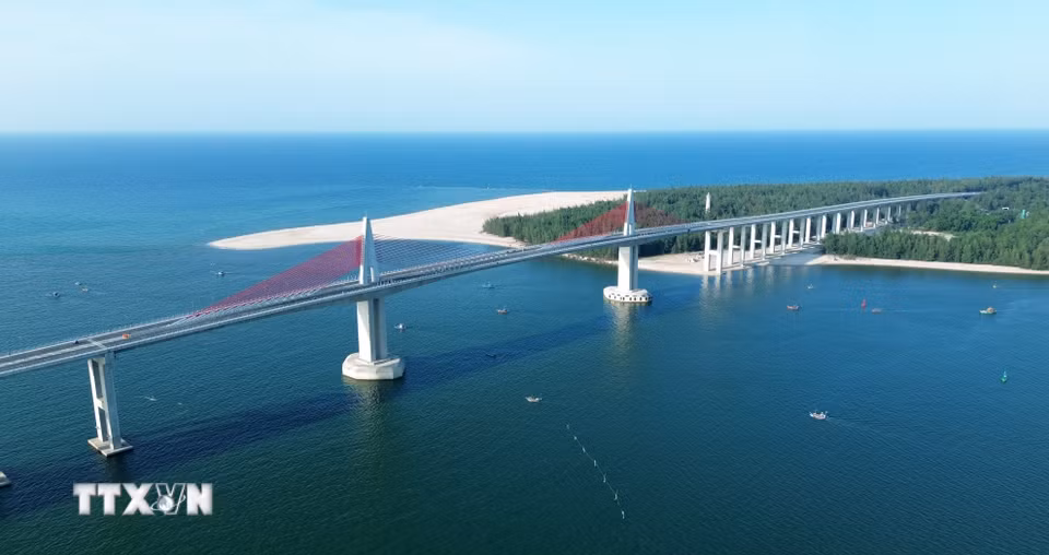 Hệ thống dây văng màu đỏ rực rỡ nổi bật giữa nền xanh của biển trời, trở thành biểu tượng nhận diện kiến trúc mới cho dải đất ven biển cố đô. (Ảnh: Quốc Khánh/TTXVN)