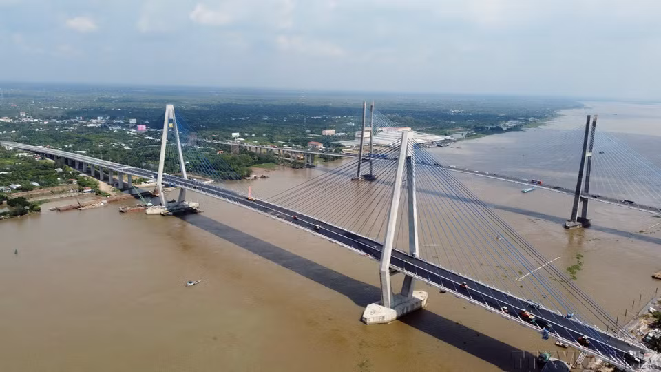 Cầu Mỹ Thuận nối hai tỉnh Tiền Giang và Vĩnh Long, tổng nguồn vốn đầu tư khoảng 2.000 tỷ đồng, trong đó, Chính phủ Australia tài trợ 66%, khánh thành và đưa vào hoạt động từ cuối tháng 5/2000. (Ảnh: An Hiếu/TTXVN)