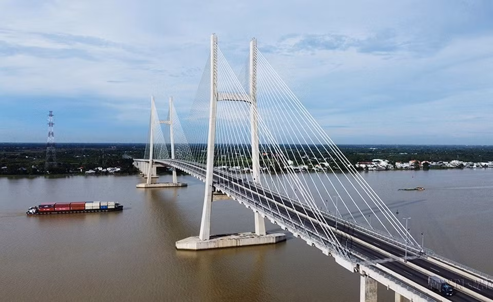 Cầu Cao Lãnh bắc qua sông Tiền có tổng kinh phí xây dựng 7.500 tỷ đồng, trong đó vốn viện trợ không hoàn lại của Chính phủ Australia khoảng 160 triệu USD, đưa vào sử dụng từ ngày 27/6/2022, có vai trò quan trọng đối với sự phát triển kinh tế-xã hội Đồng bằng sông Cửu Long nói riêng và cả nước nói chung. (Ảnh: Nhựt An/TTXVN)