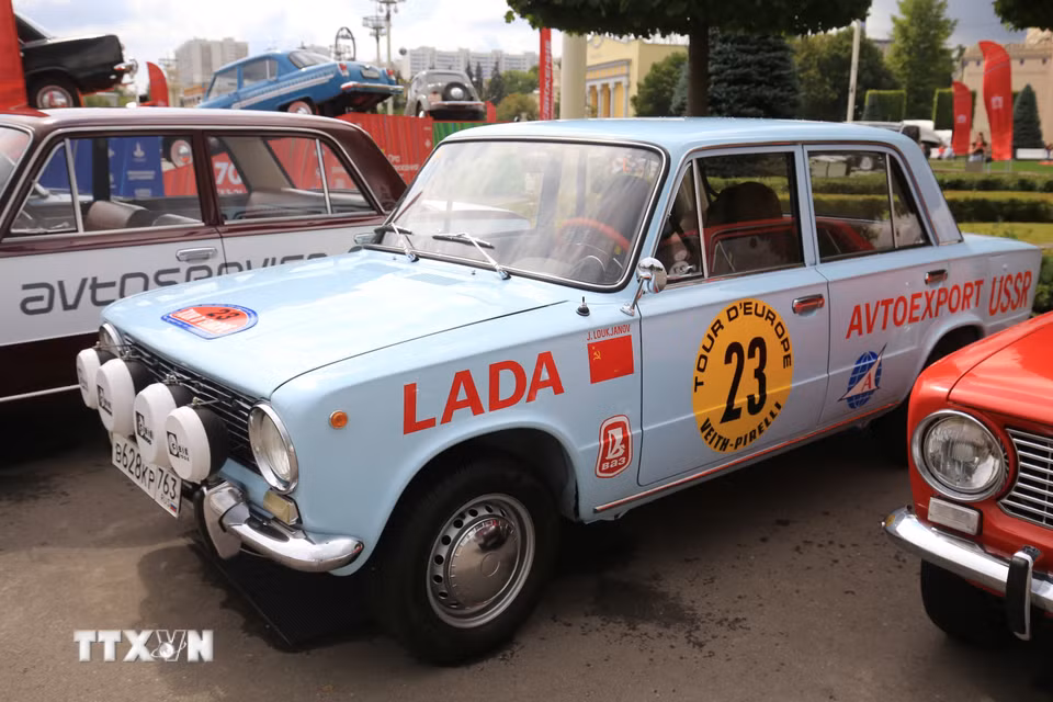 Mẫu xe Lada huyền thoại của Liên Xô và Nga ngày nay. (Ảnh: Văn Hiếu/TTXVN)